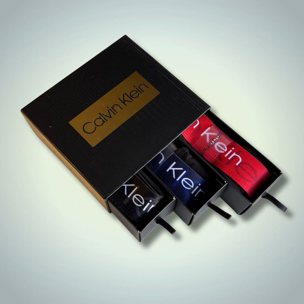 Calvin Klein 3 darabos férfi boxeralsó szett. Fekete, piros, kék és szürke színnel. Prémium minőség