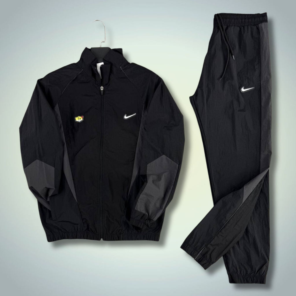 Nike TN férfi vízlepergető szabadidőruha, fekete fehér logóval. Prémium