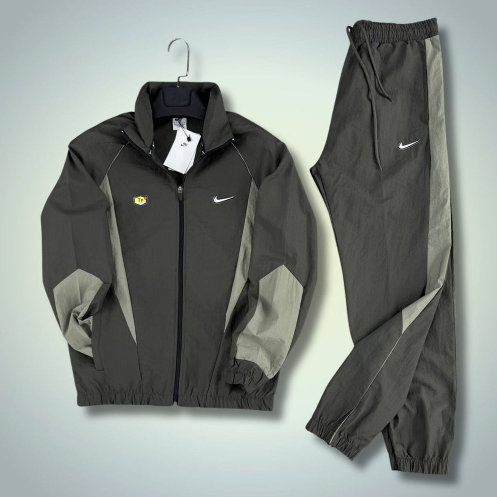 Nike TN férfi vízlepergető szabadidőruha, sötétzöld-olíva zöld. Prémium