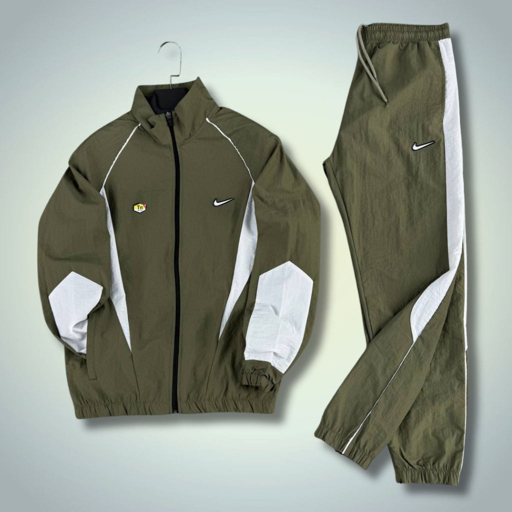 Nike TN férfi vízlepergető szabadidőruha, olíva zöld-fehér. Prémium