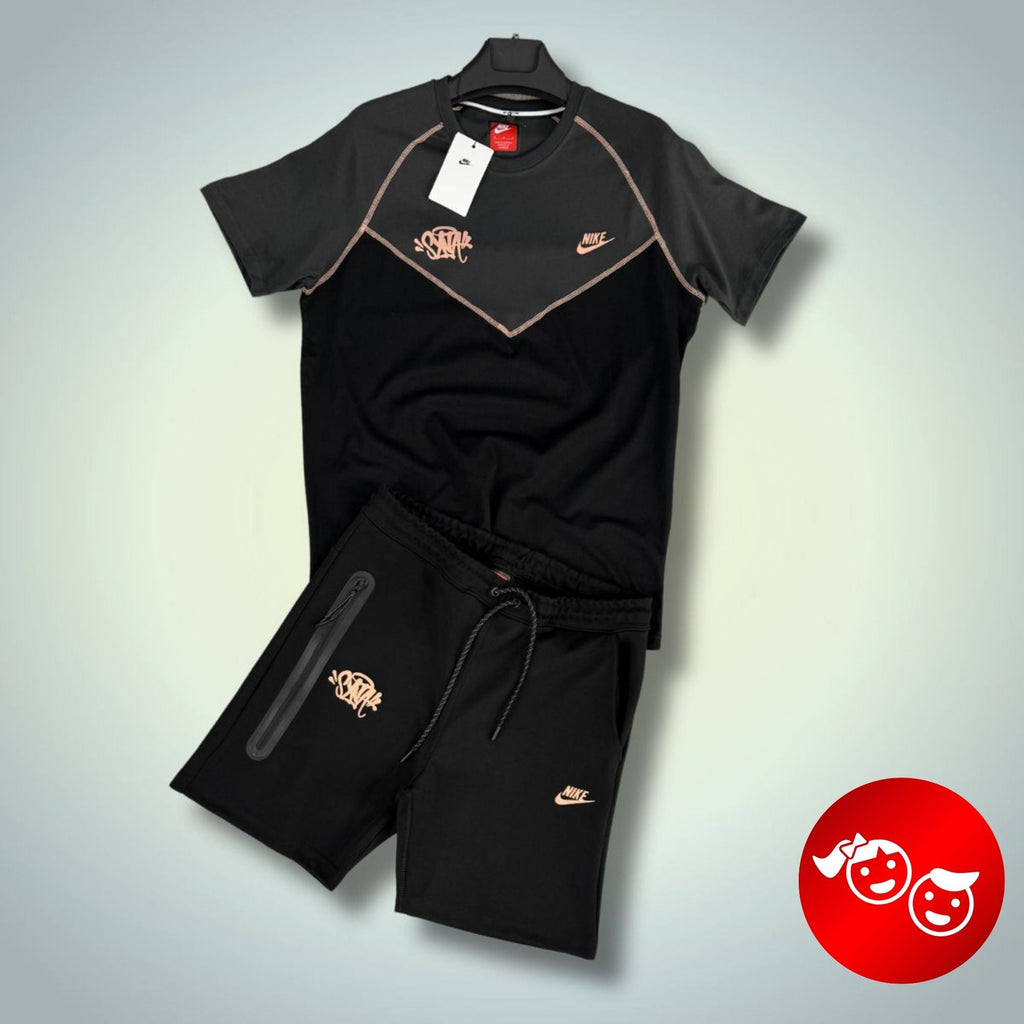 Nike Tech Fleece Syna gyerekszett rövidnadrággal, grafit-fekete. Prémium minőségű