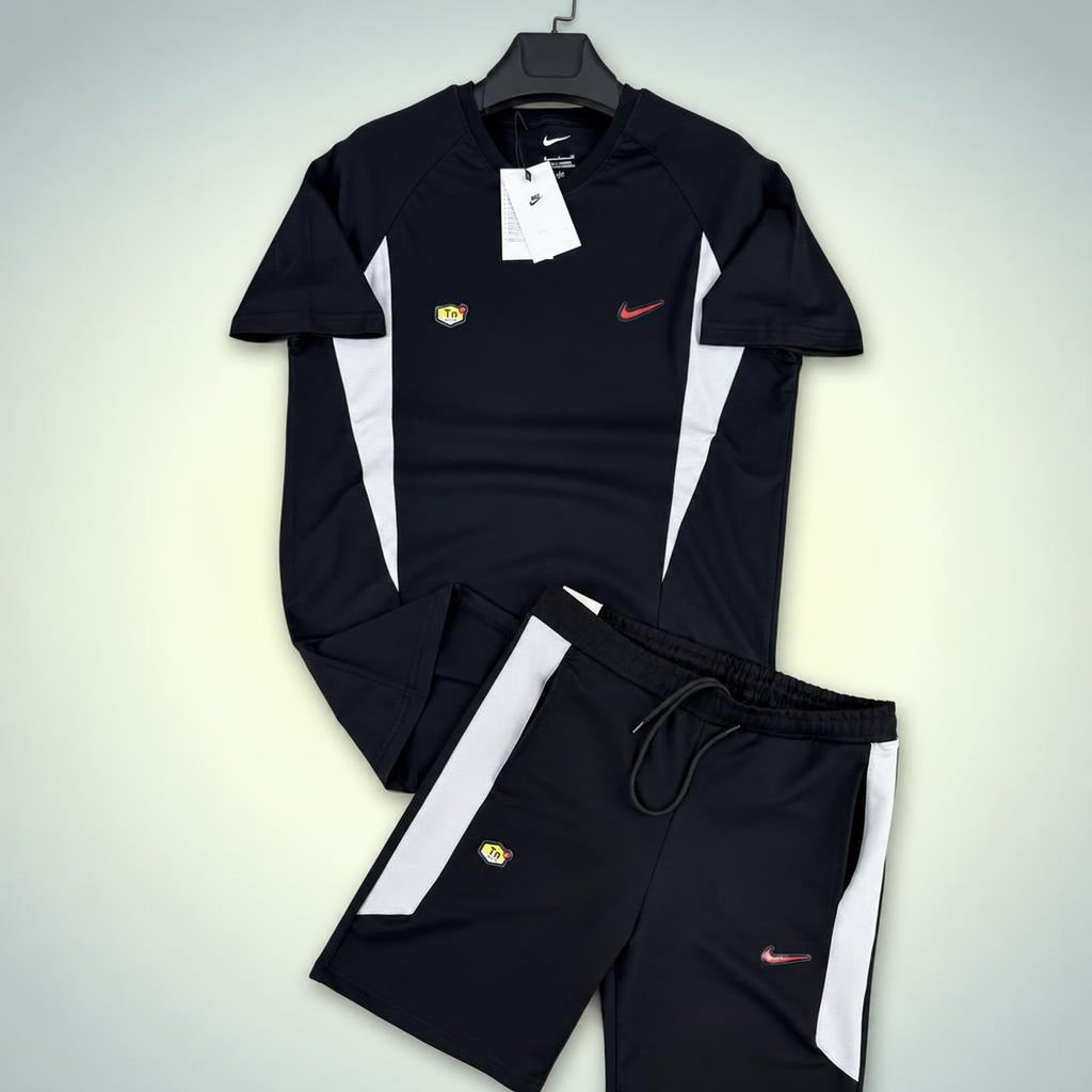 Nike TN férfi rövid melegítő szett, fekete és fehér kombinációja. Prémium minőség
