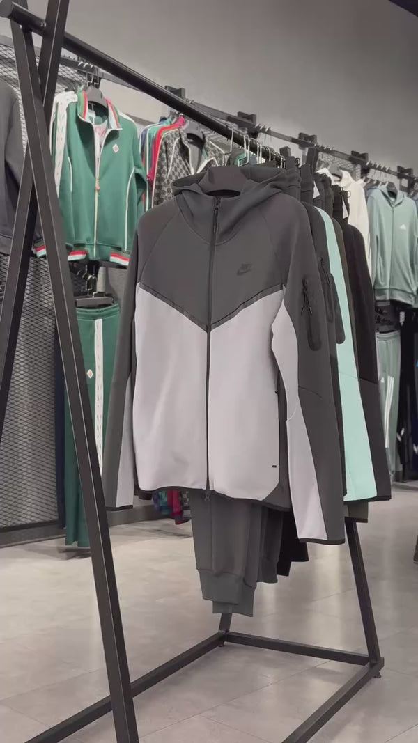 Nike Tech Fleece férfi melegítő, grafit - fekete, piros logó. 2024-es modell. Prémium minőség