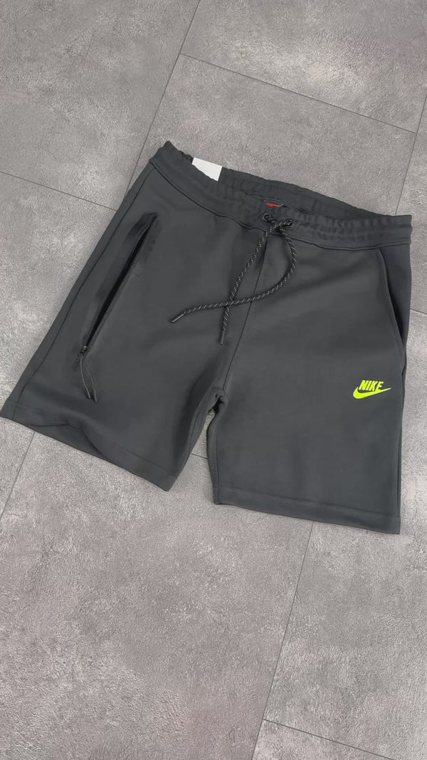 Nike Tech Fleece férfi rövidnadrág, grafit, neonzöld logóval. Modell 2024. Prémium minőség